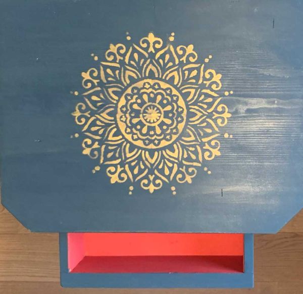 mandala-nachttisch-rot494058F0-7D32-9CB4-0603-A475F3E57B82.jpg