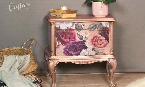 Beistellmöbel mit Schublade und Türfach, mit Metallicfarben goldrose, flieder und hortensie gestrichen, mit Blumenbild verziert 